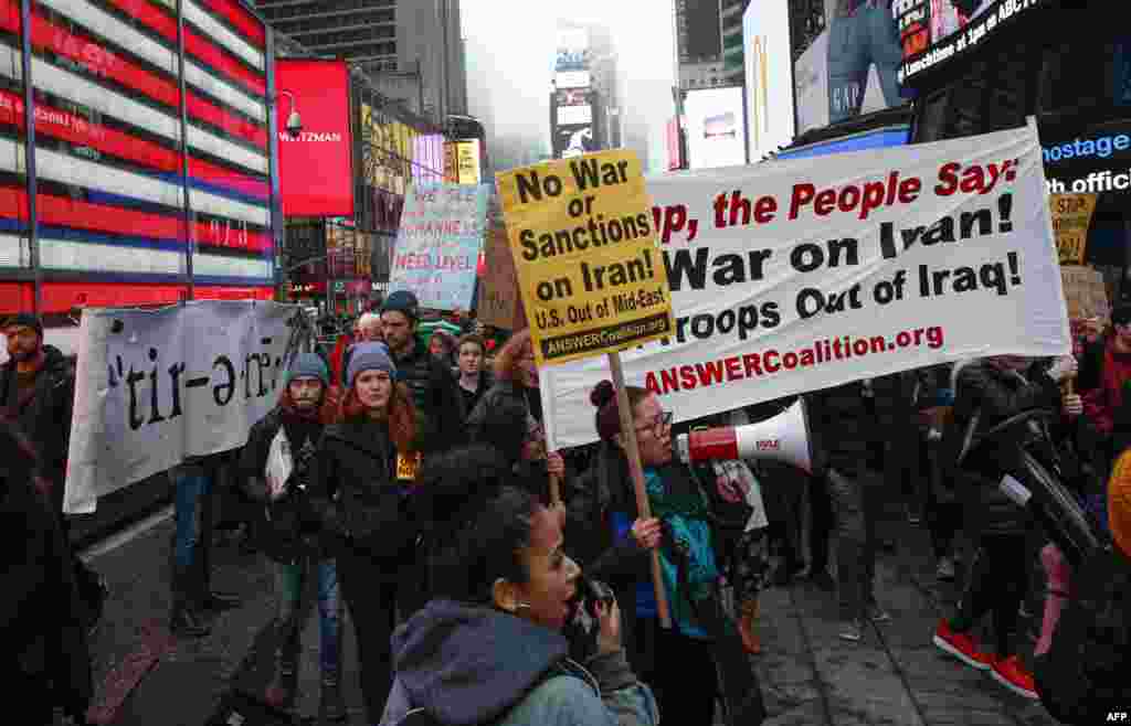 امریکی دارالحکومت واشنگٹن کی طرح نیو یارک میں بھی مظاہرے ہوئے۔ ٹائمز اسکوائر پر جہاں پانچ دن پہلے سال نو کا جشن منایا جا رہا تھا وہیں جنگ مخالف احتجاج کیا گیا۔