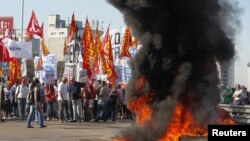 En Buenos Aires el bloqueo es casi total en sitios neurálgicos de vías y puentes.