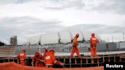 Trabajadores en el estadio das Dunas, en Natal, Brasil.