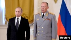 El presidente ruso, Vladimir Putin, junto al general Alexander Dvornikov en la ceremonia en que le fue otorgado el título de Héroe de la Federación Rusa en 17 de marzo de 2016. Foto de Sputnik divulgada por Reuters.