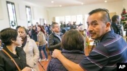 Samuel Oliver Bruno se prepara para unas entrevistas mientras se encuentra refugiado en la Iglesia Metodista Unida CityWell en Durham, Carolina del Norte, el 13 de diciembre de 2017. (Casey Toth/The Charlotte Observer vía AP).