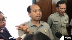 Humas BNPB Sutopo Purwo Nugroho memberikan keterangan pers di kantor BNPB di Jakarta Timur, Senin (6/8/2018) siang, mengenai gempa 7 SR di Lombok, NTB. (Foto: Rio Tuasikal/VOA)