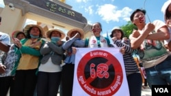 Pro-democracy group united to campaign against the NGO draft law in front of National Assembly, June 30, 2015. (Nov Povleakhena/VOA Khmer) 