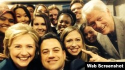 Mantan Menteri Luar Negeri AS Hillary Clinton berfoto selfie bersama suaminya, Bill, putrinya Chelsea dan komedian Jimmy Kimmel (kedua dari kiri).