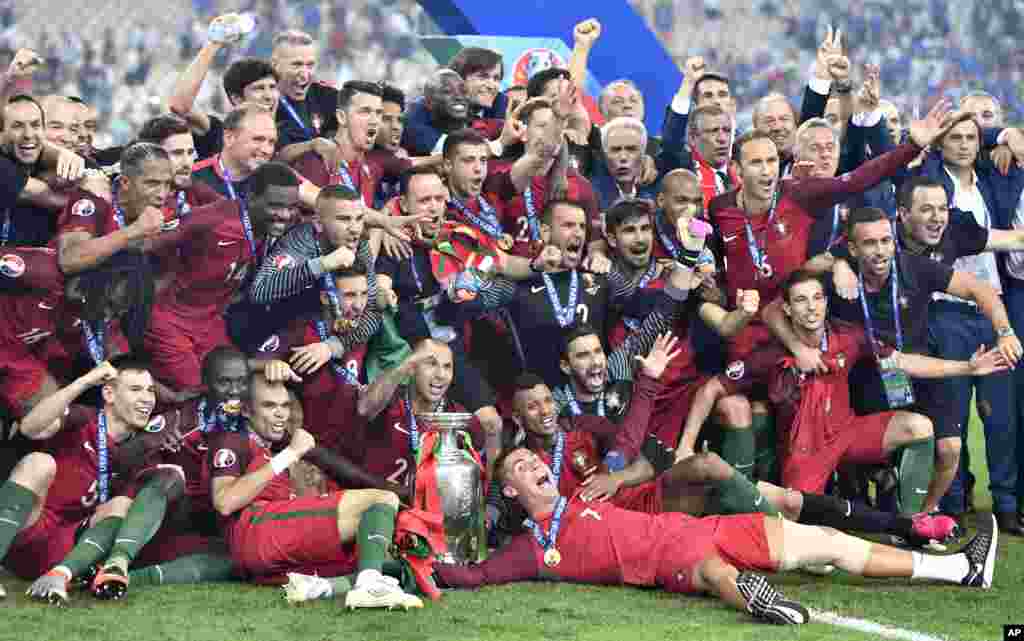 Les joueurs du portugal célèbrent après avoir remporté la finale de l'Euro 2016 1-0 contre la France, 10 juillet 2016.