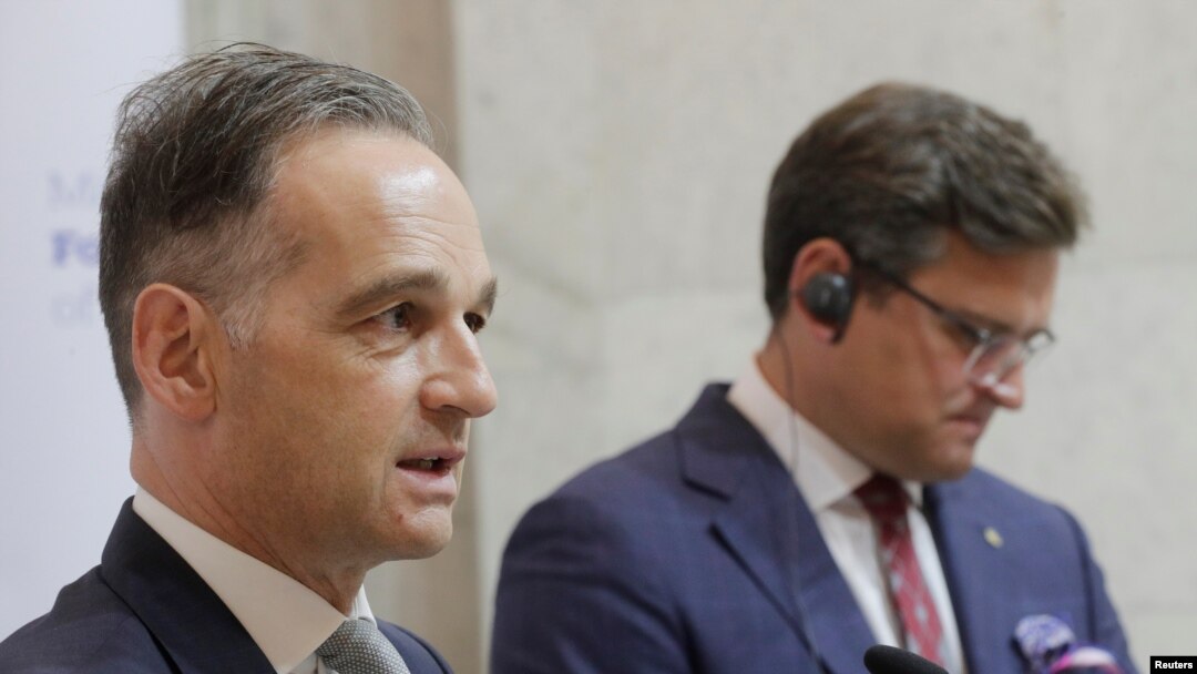 El ministro de Relaciones Exteriores de Alemania, Heiko Maas y el ministro de Relaciones Exteriores de Ucrania, Dmytro Kuleba, durante una conferencia de prensa en Kiev, Ucrania, el 24 de agosto de 2020.