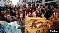 Warga melakukan unjuk rasa di pusat kota Paris (foto; dok). Tingkat dukungan publik Perancis pada Presiden Hollande kini anjlok hingga 30 persen. 