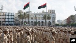 Les unités militaires qui opèrent sous le gouvernement de Tripoli, lors de la célébration du 75e anniversaire de la création de l'armée libyenne à la place des Martyrs, Tripoli, Libye, 13 août 2015. 