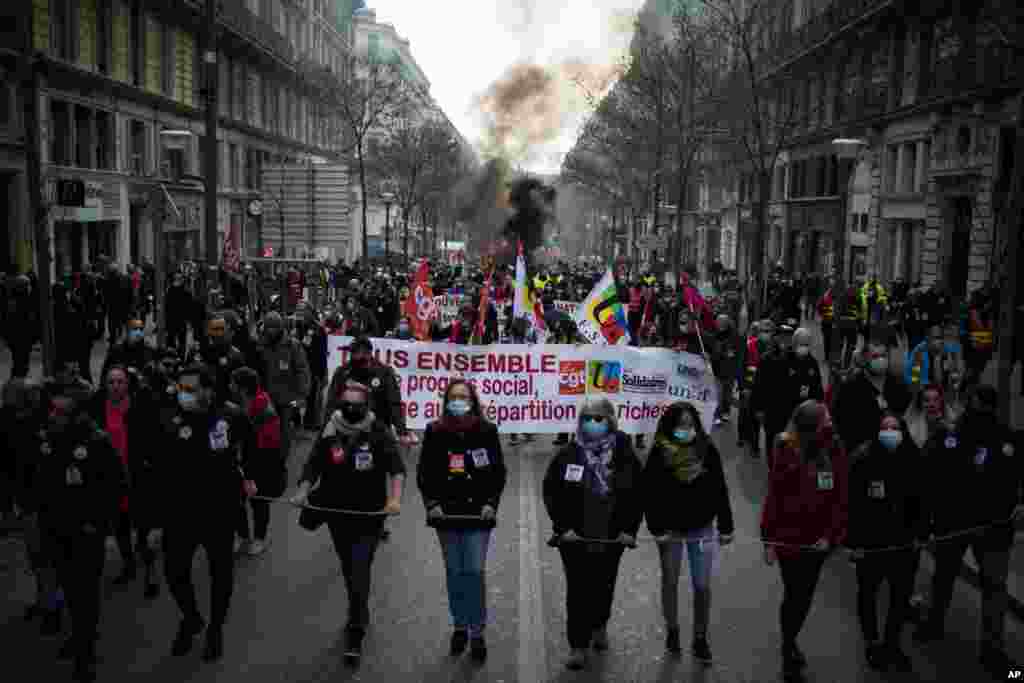 راهپیمایی در شهر مارسی فرانسه. آنها خواستار کمک و حمایت بیشتر دولت در زمان کرونا شده اند. 