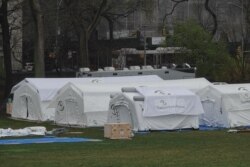 A 68-bed field hospital is under construction in New York's Central Park to handle those infected with the novel coronavirus. (VOA/Vladimir Badikov)