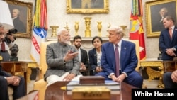 资料照片：唐纳德·特朗普总统在白宫椭圆形办公室与印度总理纳伦德拉·莫迪举行双边会晤。(2025年2月13日)