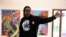 L'artiste américain Charles Hargrove, également connu sous le nom de Kool Koor, se tient devant l'un de ses tableaux dans le cadre d'un artiste en résidence au château de Forbin à Marseille, le 3 mai 2021.