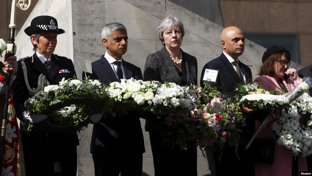 PM Inggris Theresa May (tengah), Walikota London Sadiq Khan (kedua dari kiri) hadir dalam satu tahun pasca serangan teror di jembatan London, Minggu (3/6). 