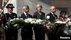 PM Inggris Theresa May (tengah), Walikota London Sadiq Khan (kedua dari kiri) hadir dalam satu tahun pasca serangan teror di jembatan London, Minggu (3/6). 