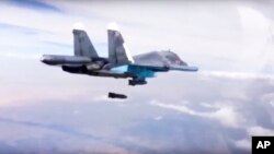 Pesawat pembom Rusia Su-34 menjatuhkan bom di atas kawasan Suriah (foto: dok).