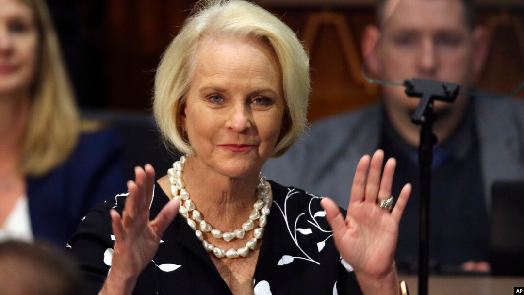 ARCHIVO - Cindy McCain, esposa del exsenador de Arizona John McCain, saluda en el Capitolio en Phoenix, 13 de enero de 2020.