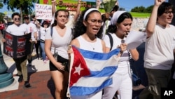 Người Cuba định cư tại Mỹ biểu tình ở Little Havana, ngoại ô Miami, Florida, ngày 18/7/2021 để ủng hộ người biểu tình tại Cuba. 