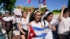 Demonstranti maršijaru duž Osme ulice u delu grada Mala Havana, u Majamiju, 18. jula 2021. Demonstranti su ispisali imena kubanskih disidenata koji su uhapšeni na Kubi. (Foto: AP, Marta Lavandir)