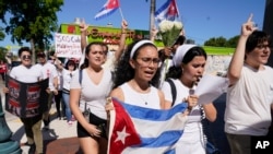 Demonstranti duž Osme ulice u delu grada Mala Havana, u Majamiju, 18. jula 2021. Demonstranti su ispisali imena kubanskih disidenata koji su uhapšeni na Kubi. (Foto: AP, Marta Lavandir)