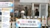 Tentara Korea Selatan mengenakan masker saat berjaga di pos pemeriksaan pangkalan militer di Daegu, Korea Selatan, di tengah pandemi COVID-19, 26 Februari 2020. (Yonhap via REUTERS).