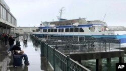 Kapal ferry berpenumpang 53 orang menabrak dermaga "Ferry Building" di San Francisco, 23 November 2018. 