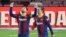 L'attaquant argentin de Barcelone Lionel Messi (g) célèbre avec le milieu de terrain français de Barcelone Antoine Griezmann après avoir marqué un but lors du match de football de la ligue espagnole entre le FC Barcelone et le Deportivo Alaves au Camp Nou le 13 février 2021.