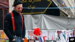 Jesse Hughes du groupe Eagles of Death Metal se recueille devant la salle de concert Bataclan à Paris, France, le mardi 8 décembre 2015.(AP Photo/Jacques Brinon)