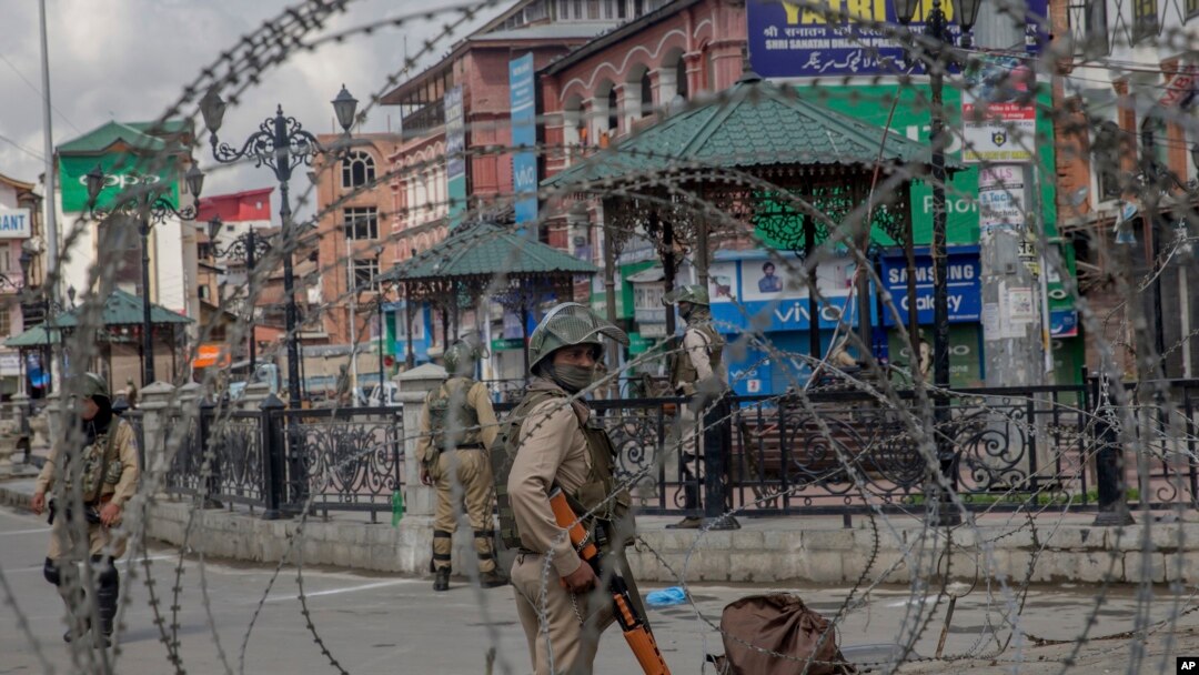 Tentara Paramiliter India terlihat dari balik pagar kawat berduri di Srinagar, Kashmir yang dikuasai India, 19 Mei 2018. (Foto: dok).