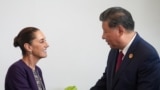 ARCHIVO - La presidenta de México, Claudia Sheinbaum, estrecha la mano del presidente de China, Xi Jinping, en el marco de la Cumbre del G20, en Río de Janeiro, Brasil, el 18 de noviembre de 2024.