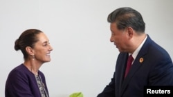 ARCHIVO - La presidenta de México, Claudia Sheinbaum, estrecha la mano del presidente de China, Xi Jinping, en el marco de la Cumbre del G20, en Río de Janeiro, Brasil, el 18 de noviembre de 2024.