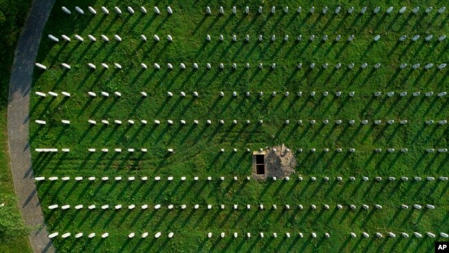 Na fotografiji snimljenoj dronom, vidi se zračni prikaz Memorijalnog centra za genocid u Srebrenici i novoiskopanog groba u Potočarima, Bosna, ponedjeljak, 10. jula 2023.