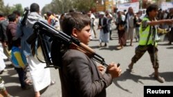 Un jeune garçon lors d'un rassemblement de partisans houthis à Sanaa, Yémen, le 2 avril 2020. (Photo: REUTERS/Mohamed al-Sayaghi)