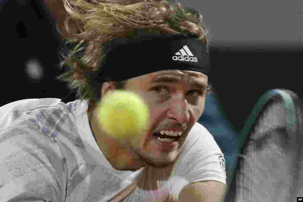 Germany's Alexander Zverev plays a shot against Italy's Marco Cecchinato in the third round match of the French Open tennis tournament at the Roland Garros stadium in Paris, France, Friday, Oct. 2, 2020. (AP Photo/Alessandra Tarantino)