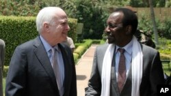 John McCain (à g.) s'entretient avec le président intérimaire malien Dioncounda Traoré à Bamako (2 avril 2013)