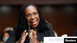 Ketanji Brown Jackson, nommé juge du circuit américain pour le circuit du district de Columbia, témoigne devant une audience du comité judiciaire du Sénat sur les nominations judiciaires en attente à Capitol Hill à Washington, États-Unis, le 28 avril 2021.