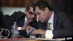 El expresidente ecuatoriano, Rafael Correa (D), habla con su secretario de prensa, Fernando Alvarado, durante una conferencia de prensa en el Palacio Carondelet en Quito, el 22 de agosto de 2012.