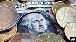 ڈالر فارن ایکسچینج کے لین دین میں یورو سے تین گنا زیادہ استعمال ہو رہا ہے. فوٹو اے پی 