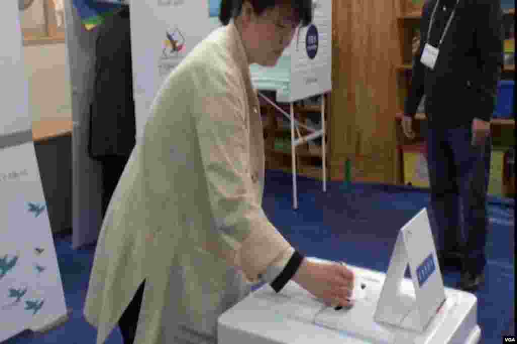 A South Korean woman casting her vote.