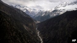 رود ستلج یا سرخرود به طول ۱۵۰۰ کیلومتر در کوهپایه هیمالیا، یکی از رودهای بین‌المللی آسیا است که از شمال هند و پاکستان می‌گذرد (آرشیو)