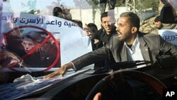 Angry Palestinian demonstrators mob French Foreign Minister Michele Alliot-Marie's armored car at Beit Hanun in the Gaza Strip, 21 Jan 2011