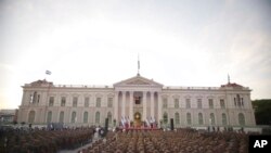 El presidente de El Salvador, Nayib Bukele, pronuncia su discurso ante los miembros recién incorporados de las fuerzas armadas en la plaza Gerardo Barrios frente al Palacio Nacional en San Salvador, El Salvador, el martes 18 de febrero de 2020. 