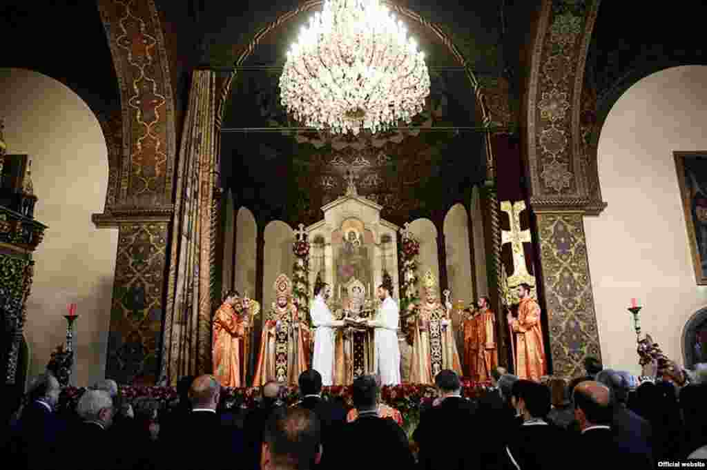 Perayaan Paskah di Gereja Holy Etchmiadzin, Armenia.