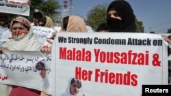 Mujeres del grupo pacifista Amin Tehrik se manifiestan para condenar el ataque a la niña estudiante Malala Yousufzai, en Peshawar, Paquistán.