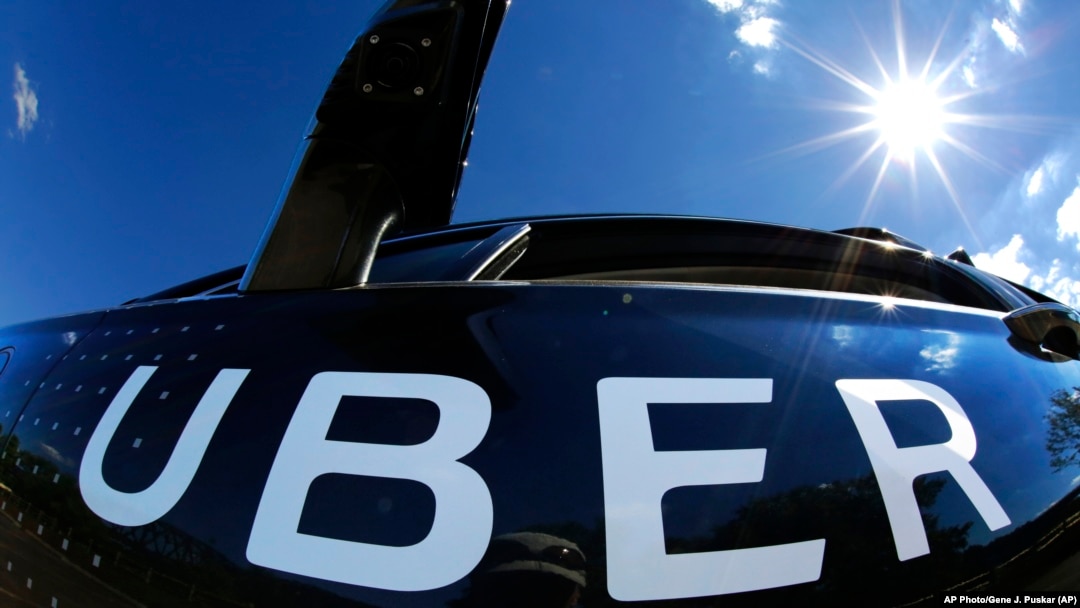 Logo Uber pada mobil swakemudi Uber, 12 September 2016.