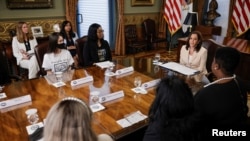 La vicepresidenta de EE. UU., Kamala Harris, sostuvo un encuentro con soñadores y otros inmigrantes en la Casa Blanca el 15 de junio de 2021.
