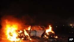 Sebuah mobil terbakar setelah ledakan di pinggiran ibukota Abuja, Nigeria Kamis malam (1/5). 