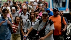 Los viajeros se bajan de un tren en la estación Retiro en Buenos Aires, Argentina, el miércoles 13 de diciembre de 2023. El nuevo gobierno de Argentina recortó los subsidios al transporte y la energía, además devaluó el peso en un 50 %.