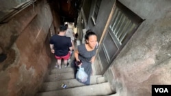 En Rocinha el acceso a servicios básicos es limitado. No hay recolección de basura. Las personas tienen que cargar sus desechos hasta la vía principal. En la imagen personas utilizan una angosta escalera, el 21 de noviembre de 2024.