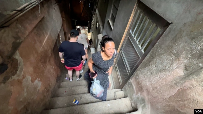 En Rocinha el acceso a servicios básicos es limitado. No hay recolección de basura. Las personas tienen que cargar sus desechos hasta la vía principal. En la imagen personas utilizan una angosta escalera, el 21 de noviembre de 2024.