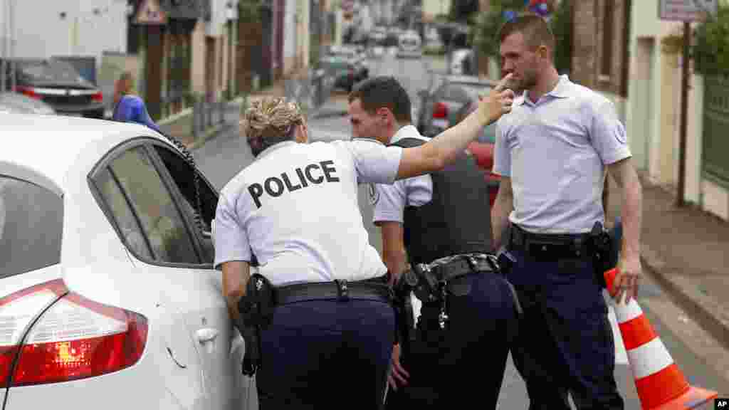 La police en discussion avec un conducteur lors de la prise d&#39;otage en Normandie, France, le 26 juillet 2016.